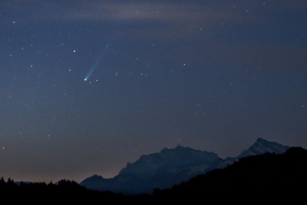 Am Abend des 22.4.2026 war am frühen Morgenhimmel der Komet C/2025 R3 (PanSTARRS)  zu sehen, fotografiert von der Sattelegg SZ aus. (Foto: Andreas Walker)